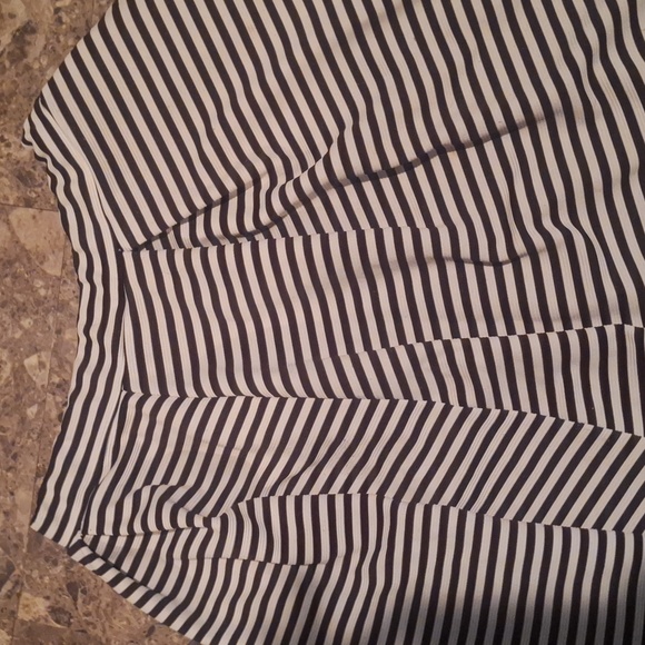 Black and white long stripped skirt pleated at the top - Picture 2 of 3